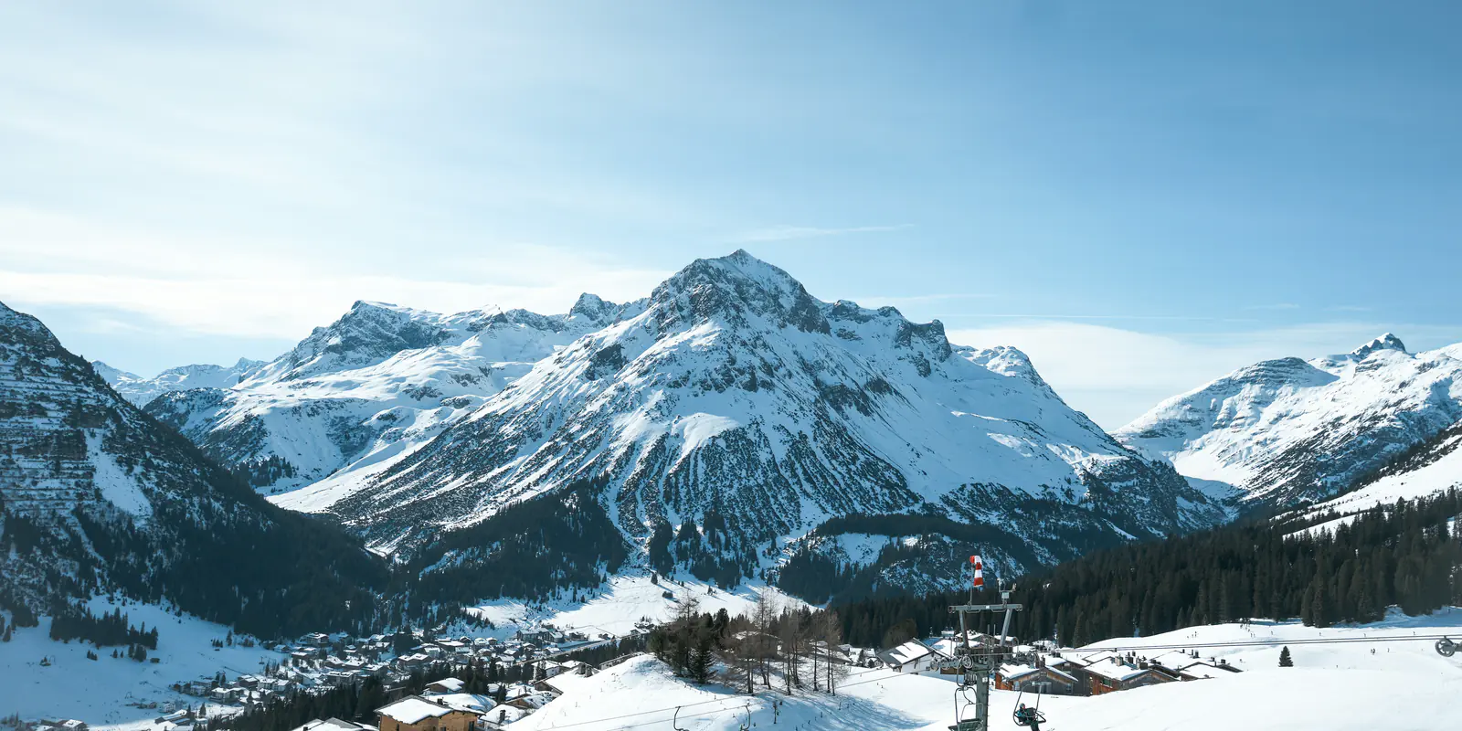 Das verschneite Omeshorn über Lech am Arlberg, das Dorf im Tal